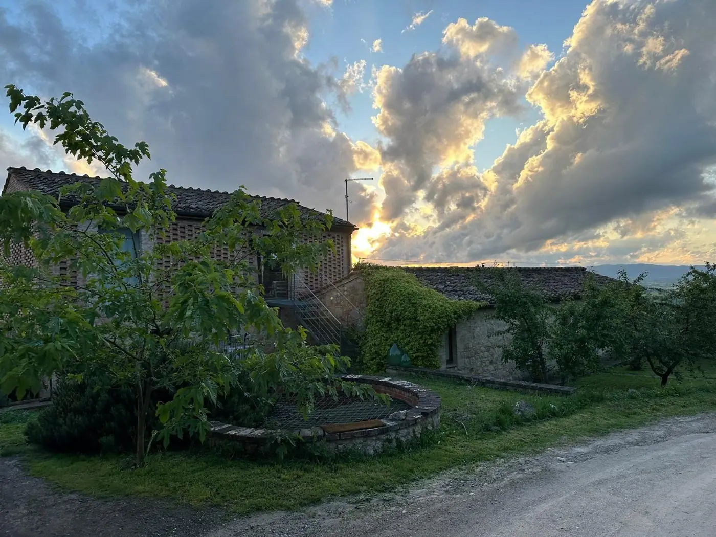 Il casale di Podere Noceto sotto un cielo di nuvole
