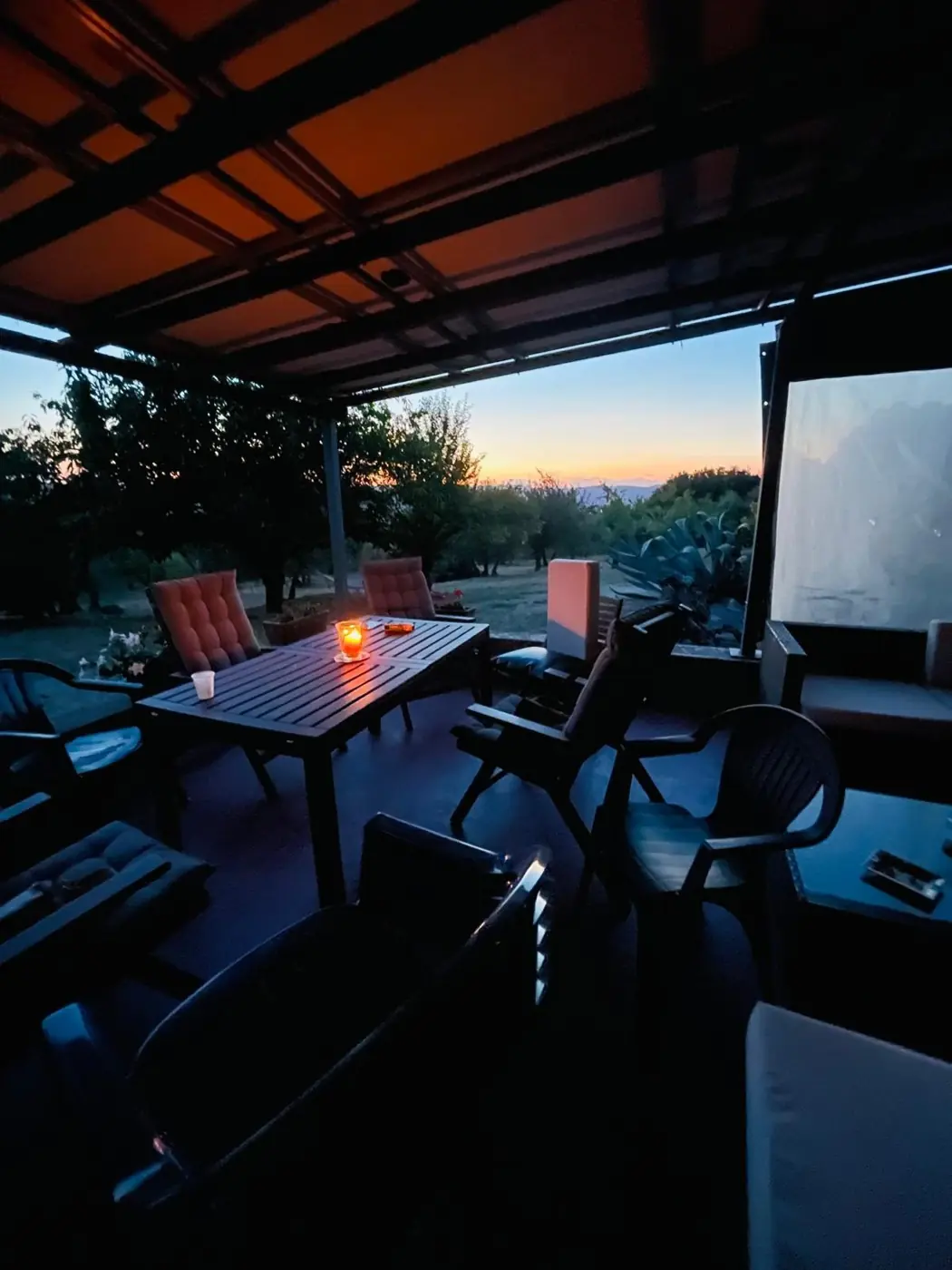 La veranda del casale al tramonto